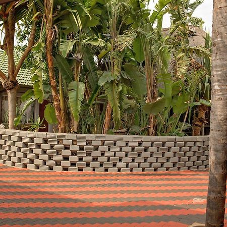 Savannah Guest House ポロクワネ エクステリア 写真
