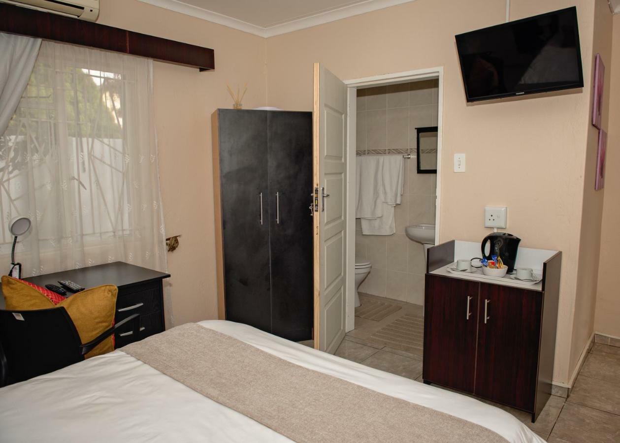 Savannah Guest House ポロクワネ エクステリア 写真