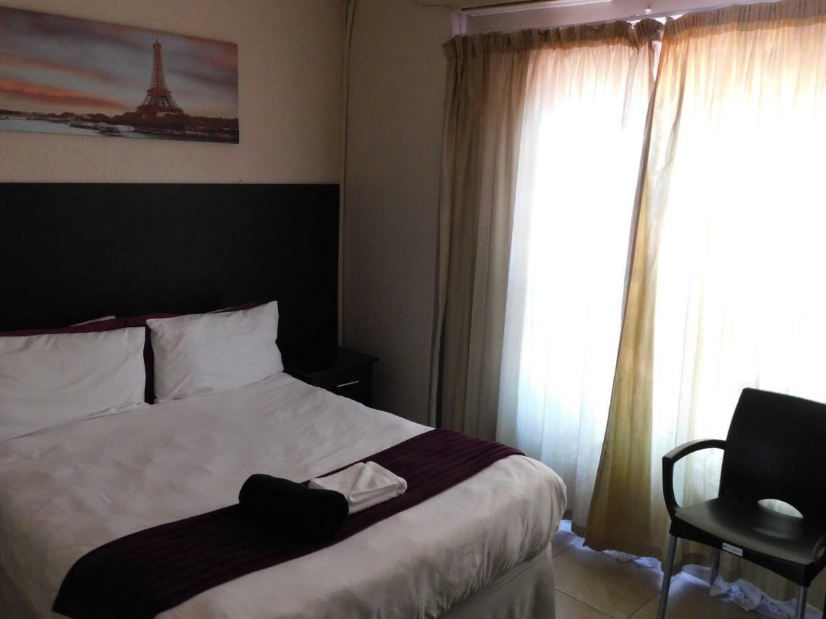 Savannah Guest House ポロクワネ エクステリア 写真