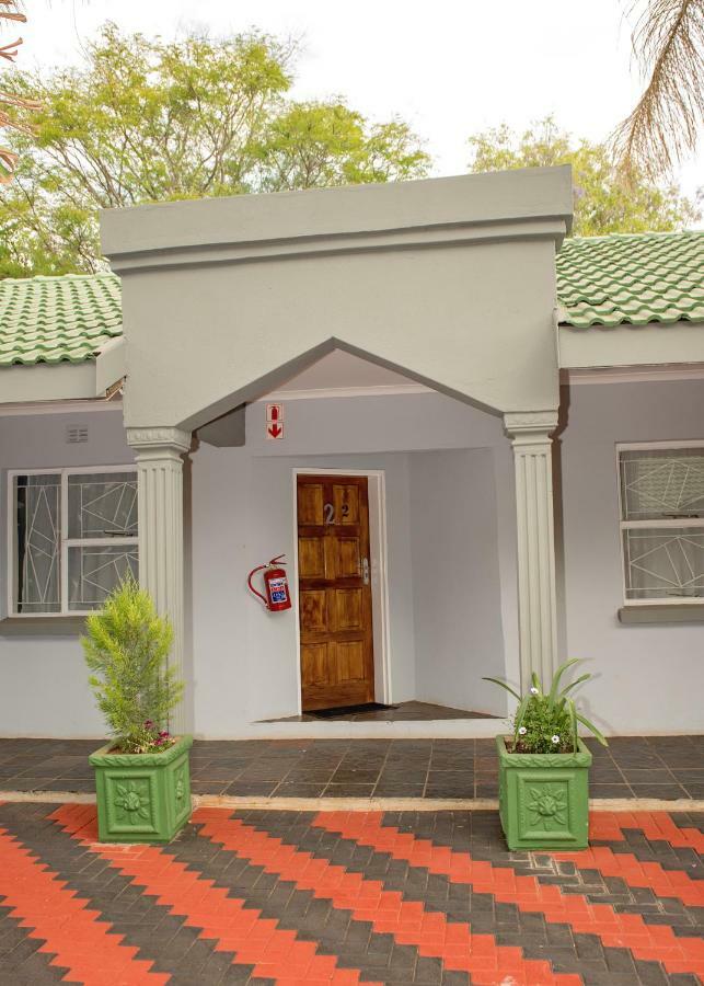 Savannah Guest House ポロクワネ エクステリア 写真