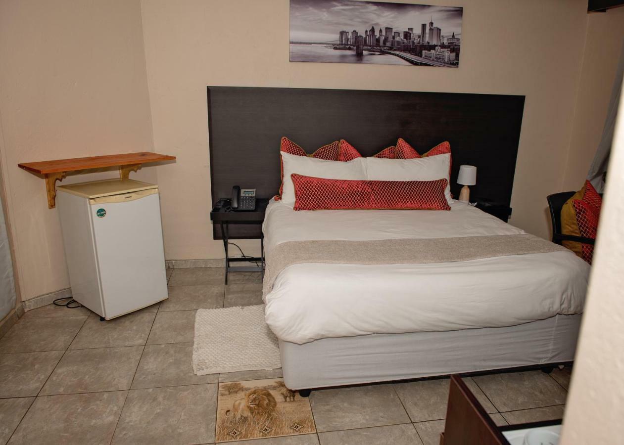 Savannah Guest House ポロクワネ エクステリア 写真
