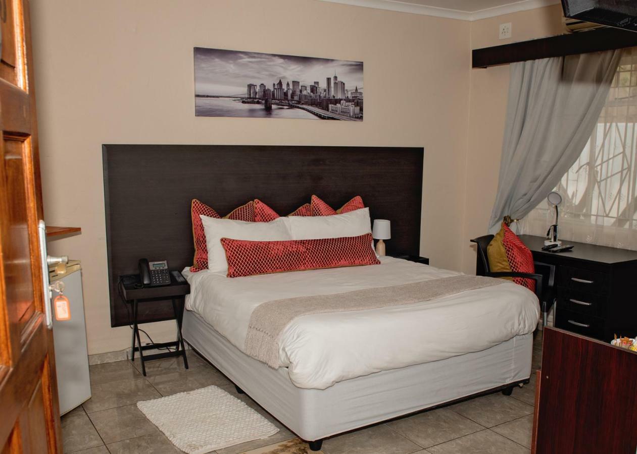 Savannah Guest House ポロクワネ エクステリア 写真