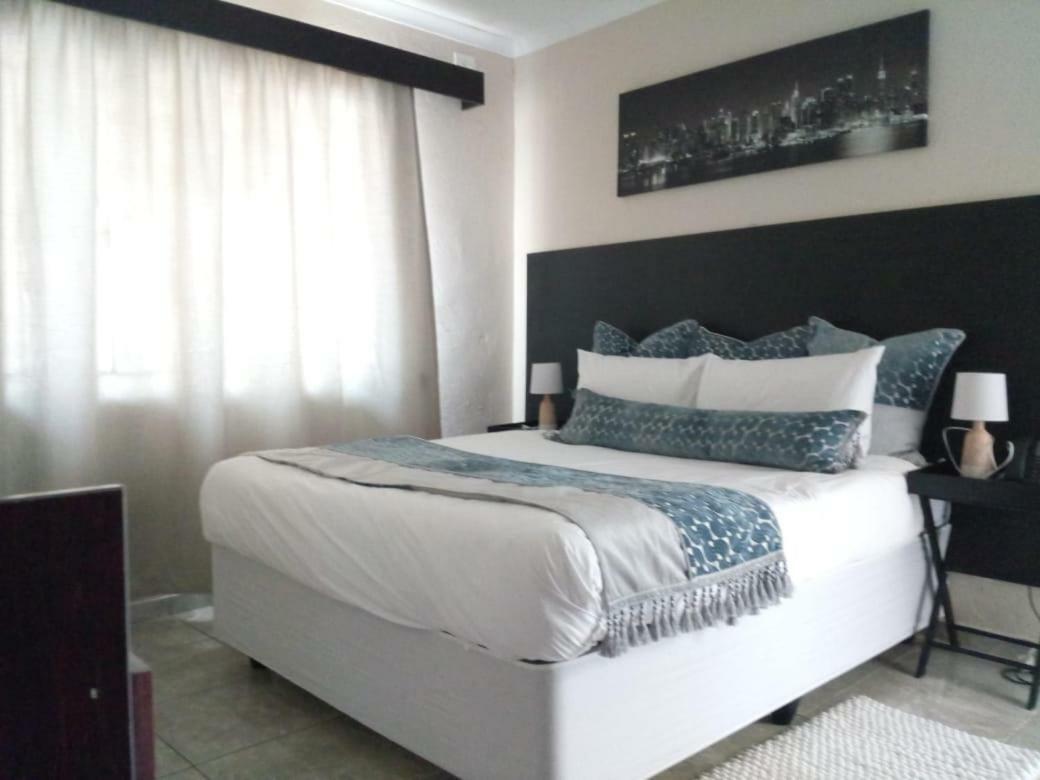 Savannah Guest House ポロクワネ エクステリア 写真