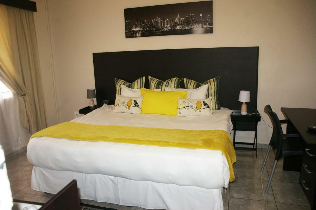 Savannah Guest House ポロクワネ エクステリア 写真