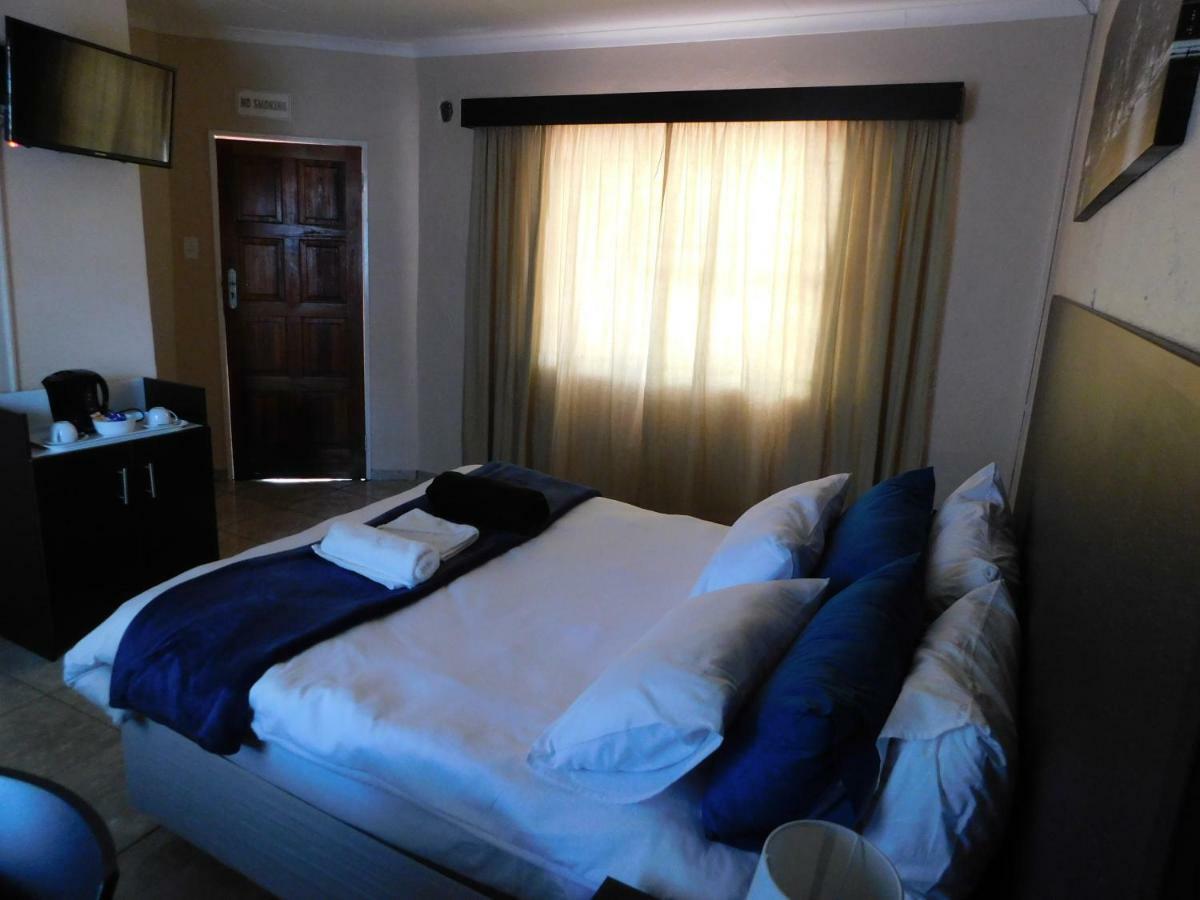 Savannah Guest House ポロクワネ エクステリア 写真